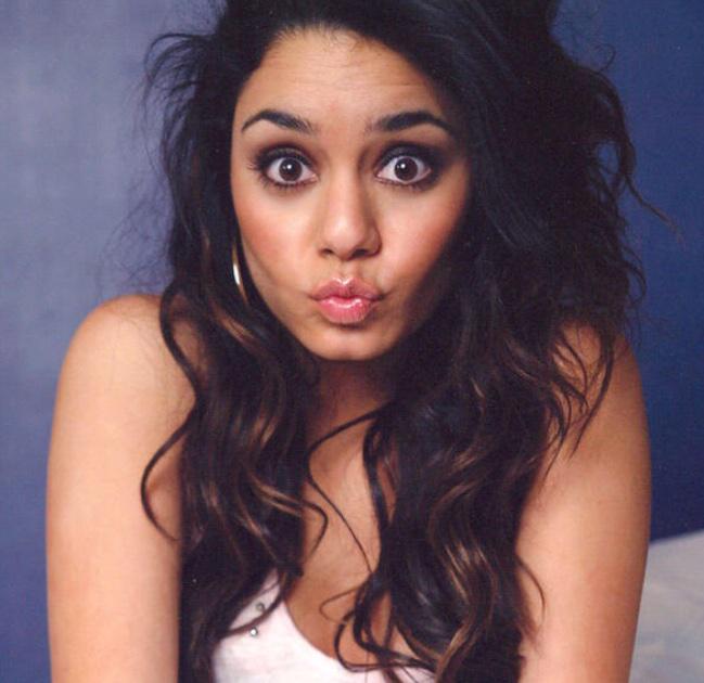 I JUST REALIZED IT IS VANESSA HUDGENS BIRTHDAY. HAPPY BIRTHDAY TO THIS CUTIE I LOVE YOU SO MUCH 