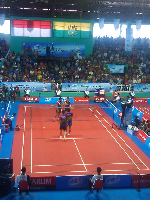 INABadminton's tweet photo. Jaya Raya meraih poin setelah Angga/Hendra menang 21-15 21-17 atas Kevin/Praveen http://t.co/vk0lZDD9sw