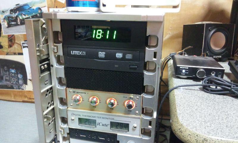 O Xrhsths Gamesaba Sto Twitter 自作5インチベイ デジタル時計の完成です 電源はマザーボードのusb内部ピンからなので マザーのジャンパー設定でpcシャットダウン後も通電で可能となっております Http T Co 87xkvn75g5