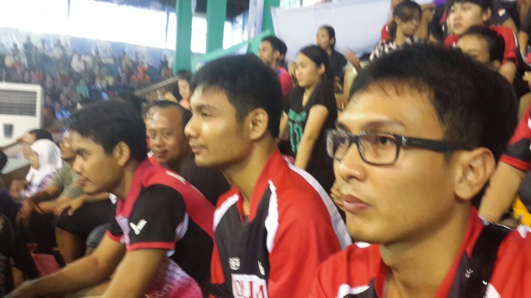 INABadminton's tweet photo. Ahsan, Berry, Owi memberikan dukungan kepada Vita/Liliyana di partai penentuan antara Djarum Kudus vs Jayaraya... http://t.co/fl7iTW2vGD