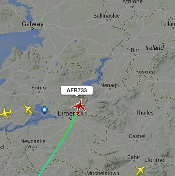 airlivenet's tweet photo. BREAKING Air France #AF733 Santo Domingo to Paris has fire alarm in forward cargo hold. Track: http://t.co/mzKkQjAQr1 http://t.co/IpjebWyDWu