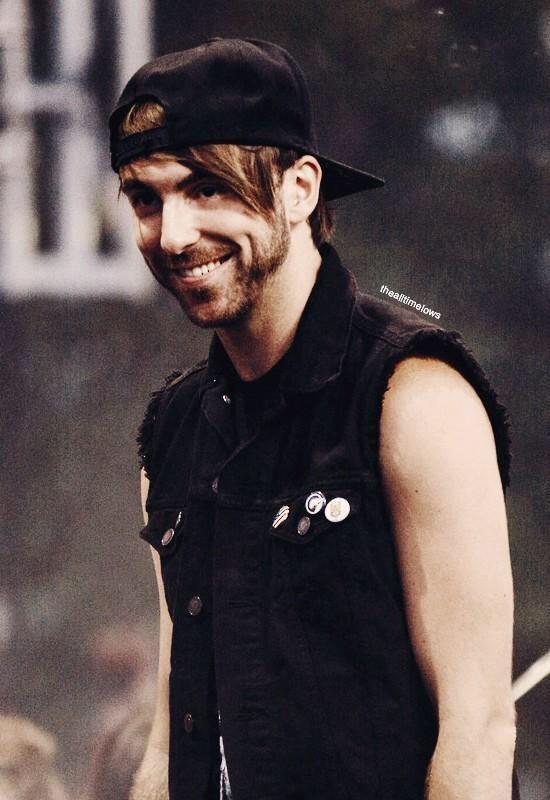 SylvaRoman's tweet photo. @AlexAllTimeLow !!!! Happy Birthday!! 😃🎶🎂🎈 http://t.co/s7ykqsIeuP