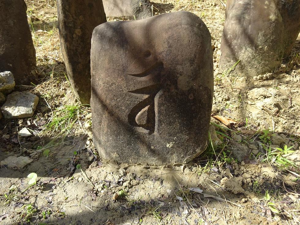 沖縄ありくり 那覇 宇栄原 うえばる で見かけた梵字碑 写真左は大日如来を意味 する バン という梵字 記号 写真右は光明真言と云う有り難いお経なのだそうだ おん あぼきゃべいろしゃのう まかほだら まにはんどま じんばら はらばりたや うん