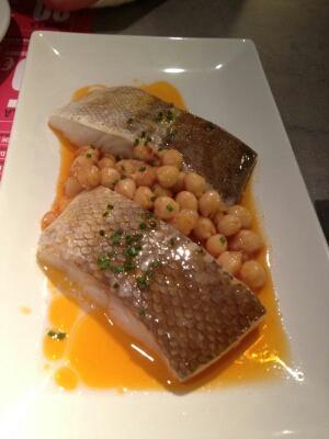 Bona elaboració del bacallà confitat a la llauna amb cigrons del restaurant <a href="/bitxarracu/">Bitxarracu</a> #fórmula20
