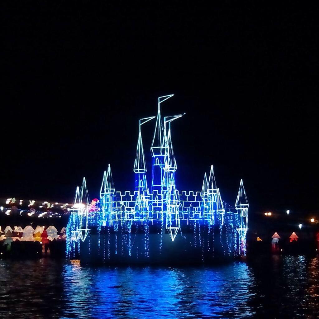 __turisteando's tweet photo. Amigos de @__turisteando no tienen plan para el día de hoy(?), Ven y visita #Luminasia en el paseo Santa Lucía. 👌🎇🏰🎄🎉 http://t.co/fYv3qBes2k