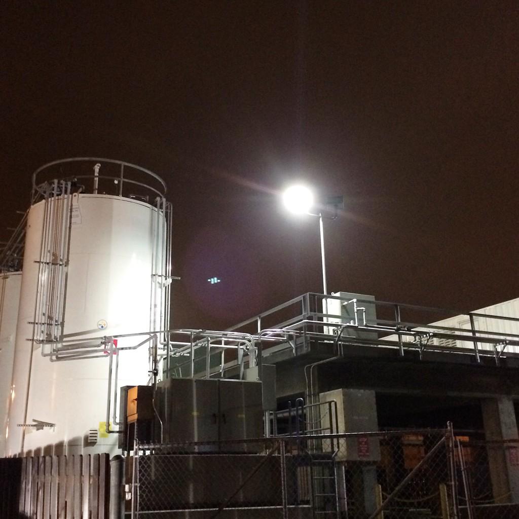 AbsoluteLED's tweet image. Led shoe box light, installed at a local business #led #leds #absoluteledsolutions