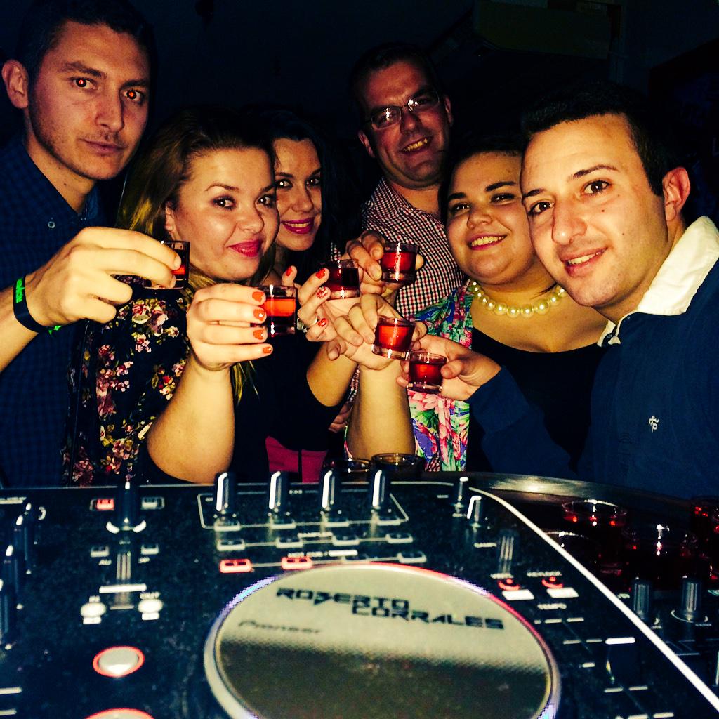 Rcorrals's tweet photo. Al loro con la que se lió anoche en @Newlagunaseca no??🙈 Pronto podréis ver las fotos de ayer!!  #ElecTropical3 🎊🎉 http://t.co/r1fsThQIkY