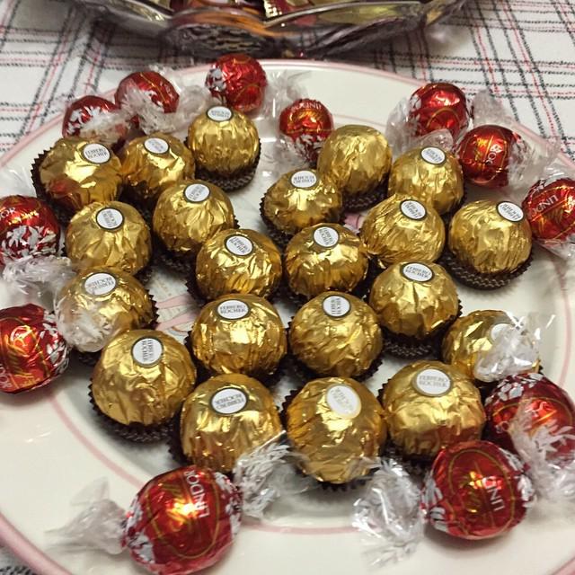 luzielima's tweet photo. Porque hoje pode! #bombons #chocolates #ferrerorocher #lindor #meusdevaneios http://t.co/EeGvMhyS9l