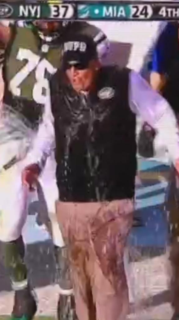 VicMartin_86's tweet image. "@CockyTomBrady: Gatorade bath after a 4-12 season! #TheJetWay http://t.co/nWQvY9p90y" #Loser