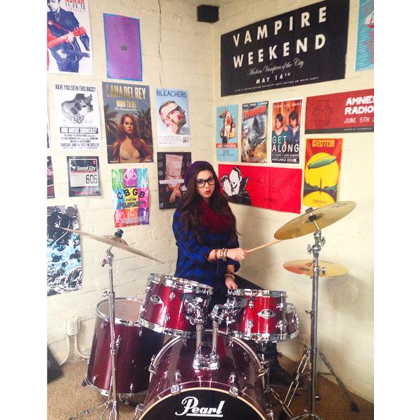 kirakosarin's tweet image. #sendbacksunday That one time I turned into a hipster for @allisyn_a_arm's webshow 💋