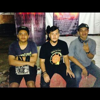 ShidiqhN's tweet photo. Foto bareng gitar+vokal nya @SWIVELHEAD_ idiw bingiittsss hahahaha http://t.co/Wge7YZkxVw