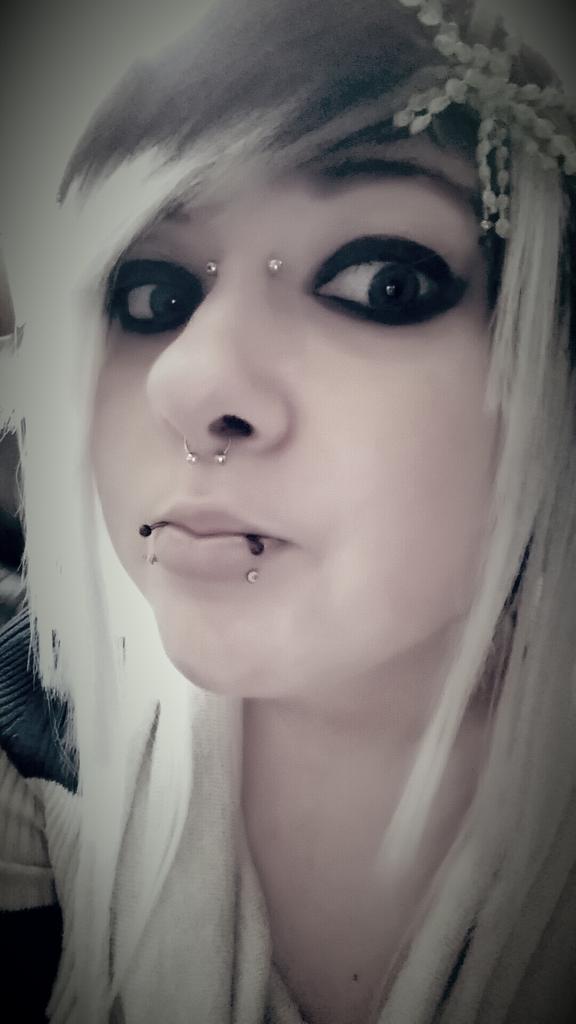 ChristyyCadaver's tweet photo. #emo #emogirl #scenegirl #scenequeens #scenemodeling #scenebabe #sceneshoutout #scenebangs #scenechick #scenefashion http://t.co/hYht2rR4Gl
