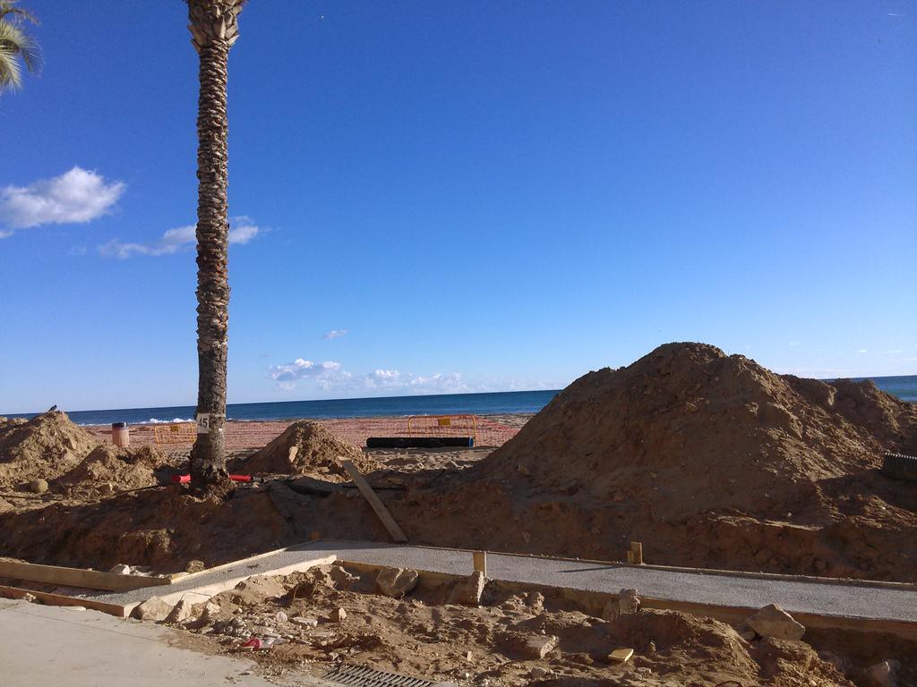 PaulaCarcavilla's tweet photo. Una añito mas en invierno en la playika jnto a @Pablosanv  el paseo en obras http://t.co/eVIjAsUoQg