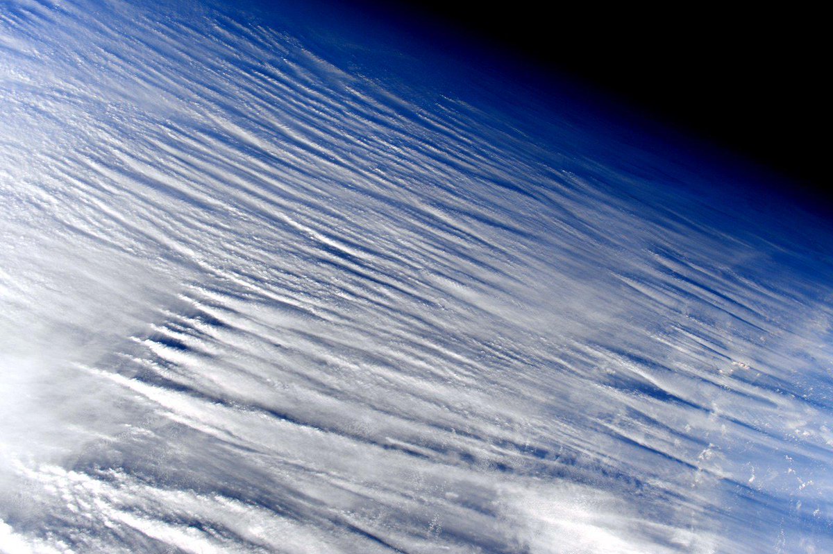 AstroSamantha's tweet photo. Good night picture for cloud lovers like me. Foto della buonanotte per gli amanti delle nuvole come me. #cloudgazing http://t.co/m5emGxmAJr