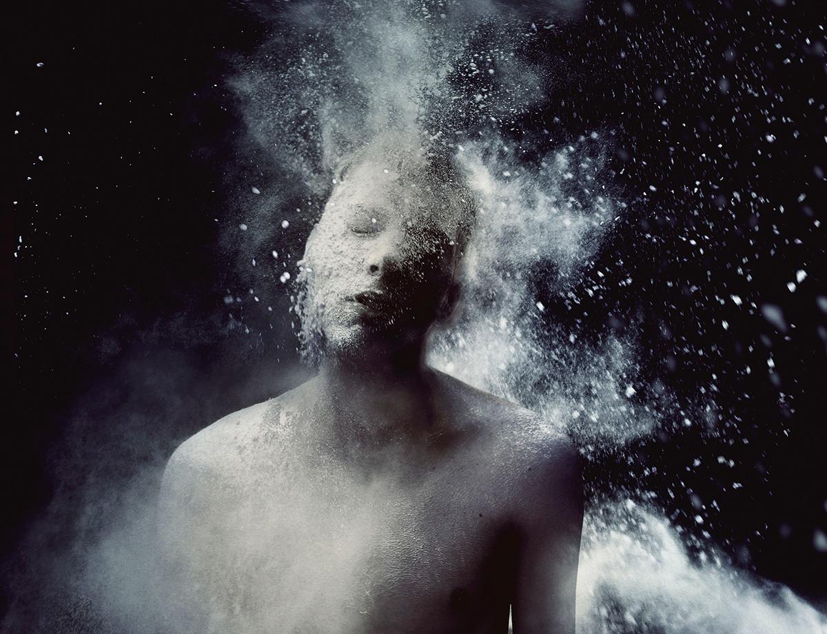 Распадается на атомы. Птицы вылетают из груди. Девушка растворяется. Девушка растворяется. Человек растворяется в воздухе.