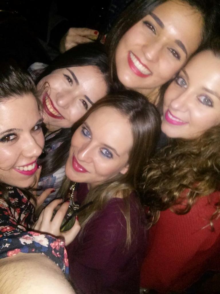 ClauBernal01's tweet photo. @scasermeiro @MariaFTruji @tamarajm_ @Isita_7R super almuerzo de navidad! http://t.co/yTTfPnWegC