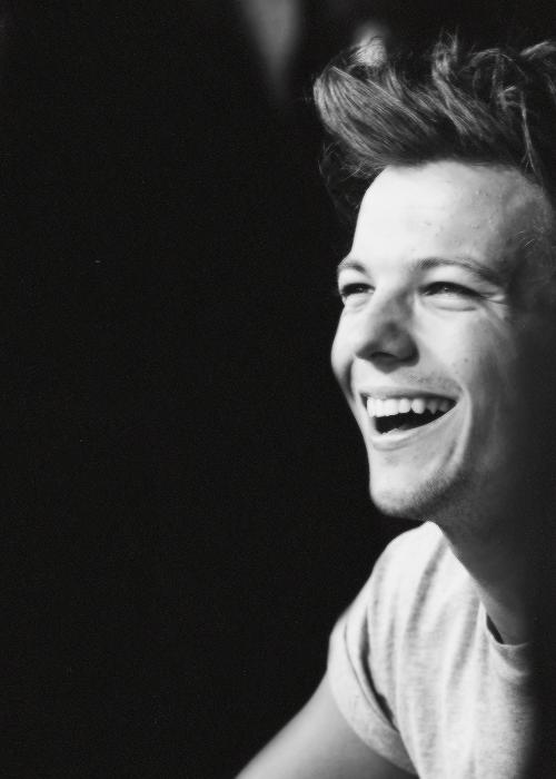 makedefamouss's tweet photo. Louis Tomlinson ocupado ✨ Bienvenido @MakeDeTomlinson http://t.co/0jGBEwGxP3
