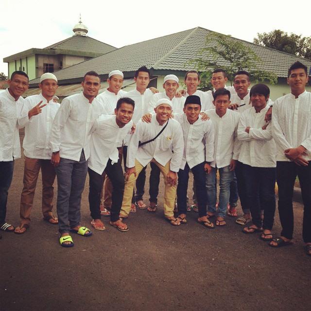 Chafunk_Aapc's tweet photo. "@BaritoPuteraFC_: Pemain PS Barito Putera saat menhadiri acara Naulid Nabi Muhammad SAW di kediaman owner H. Leman  http://t.co/POp8f8SDnT"
