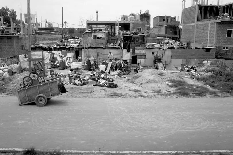 emawero7's tweet photo. Les dejo mis fotografías en colaboración con @SpleenJournal  'Villa miseria'  http://t.co/1gTpcsQEzR http://t.co/OSIT5J5fOL