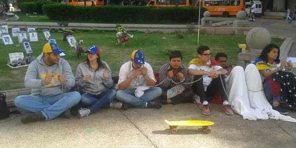Globoterror's tweet photo. (FOTO) Estudiantes opositores protestan en Plaza Altamira "porque en Caracas no nieva en Navidad como en la tele" http://t.co/ZCsSzupPx8