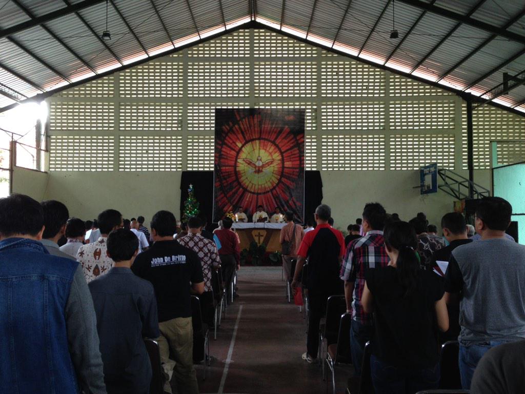 DeBrittoAlumni's tweet photo. Misa Ekaristi MPK Manuk Pulang Kandang 2014 #MPK2014 temu alumni @KoleseDeBritto semua angkatan pagi ini http://t.co/DMZNKSLFII
