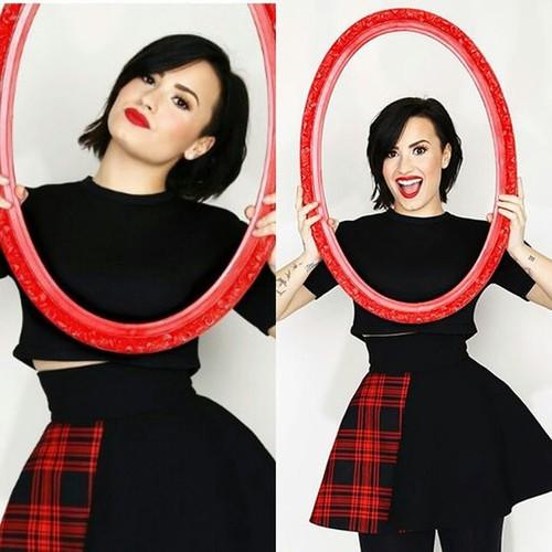 sodemilicious_'s tweet photo. My love for her is like an endless circle ⭕️ #ArtistOfTheYearHMA Demi Lovato http://t.co/7rDQpUnTPo