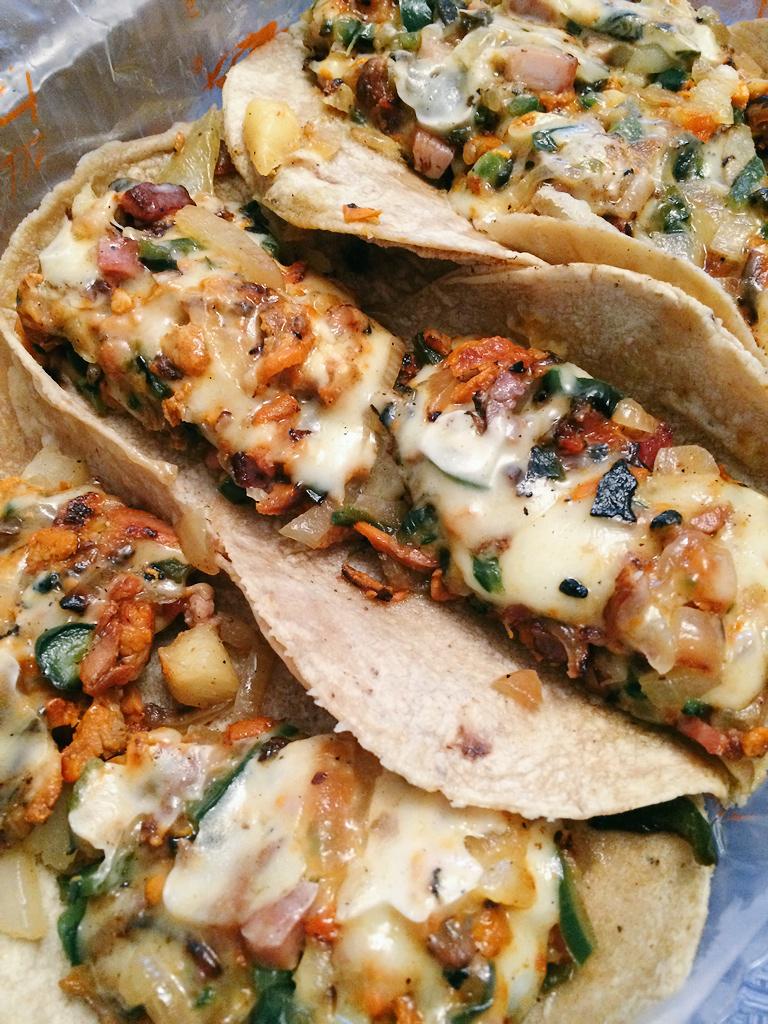 anapaumaup's tweet photo. @anapaum: Deseos cumplidos gracias al @ElTizoncito1966 #amolostacos #comidamexicana #yum #lovetobehome http://t.co/9uSHjAQqQo