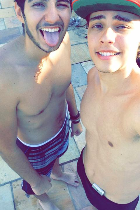 nicoabrahamsc's tweet photo. Con mi primo jajaja locos buenas tardes :P http://t.co/1X1HImE4LL