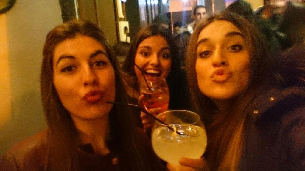 4noemirodriguez's tweet photo. Mas de dos dias no podemos estar sin vernos ! Volvemos a la rutina 😉🍷 os adoro a mas no poder 💜 http://t.co/LejiDninaT