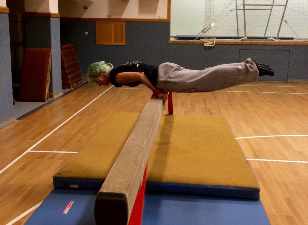 liabegummichri's tweet photo. My chilling evening... #HSET #xterra #gymnastics #ötb #badischl #strong and #flexible http://t.co/10YbBZePs8