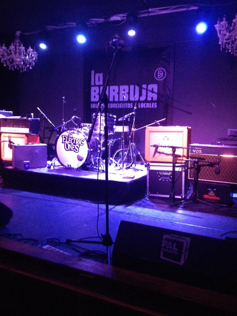 TheElectricOnes's tweet photo. ¡Todo listo! La gente va llegando a La Burbuja y nosotros, con ganas de llenar la sala de buen rock&amp;roll. http://t.co/ReDuaNOVXQ