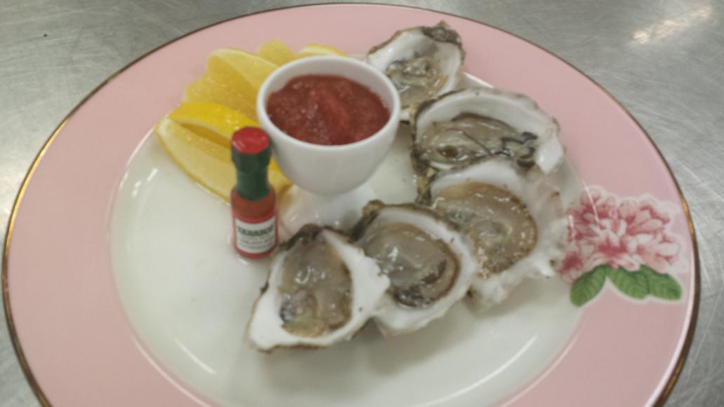 Bskelding's tweet photo. Classic #Oysters on the half shell @the_greenbrier http://t.co/kX8uwtnva6