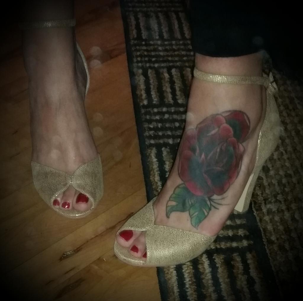 TanMcHarg's tweet image. Gold shoes! Thank you!!!!! #blamebetty 😙