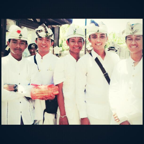 Artha_88's tweet photo. Rahajeng Rahina Kuningan 😇 http://t.co/O96nnRWISc