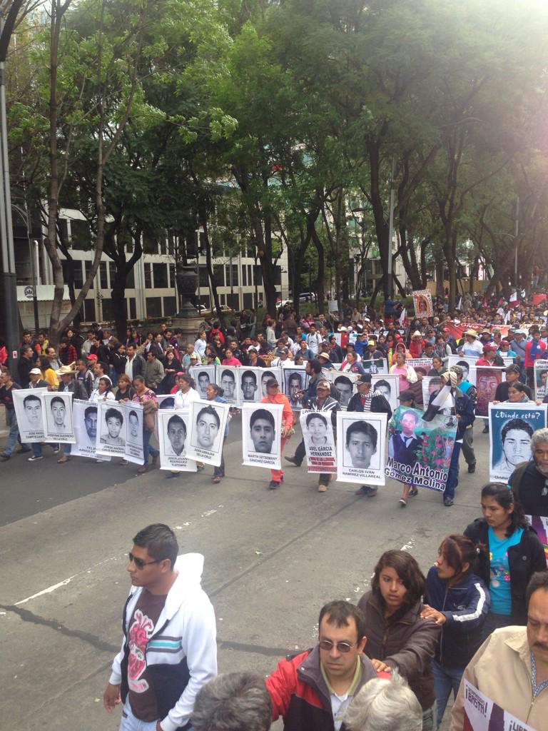 epigmenioibarra's tweet photo. Díganle al mundo q este Mexico herido sigue saliendo a las calles tras los pasos dlos padres d #Los43 #YaMeCanse13 http://t.co/5q9tZnzPoG