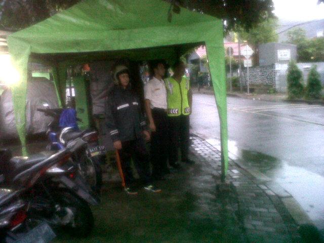 setio_margono's tweet photo. @TMCPoldaMetro Giat peneguran larangan buang sampah di kel kayu manis dng Bimas Aiptu sugiyanto http://t.co/QbtpoRSrDc