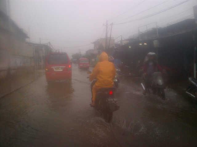 TMCPoldaMetro's tweet photo. 09.14 Kondisi banjir di Jl.Kapuk Raya http://t.co/nl5jhpnSw9
