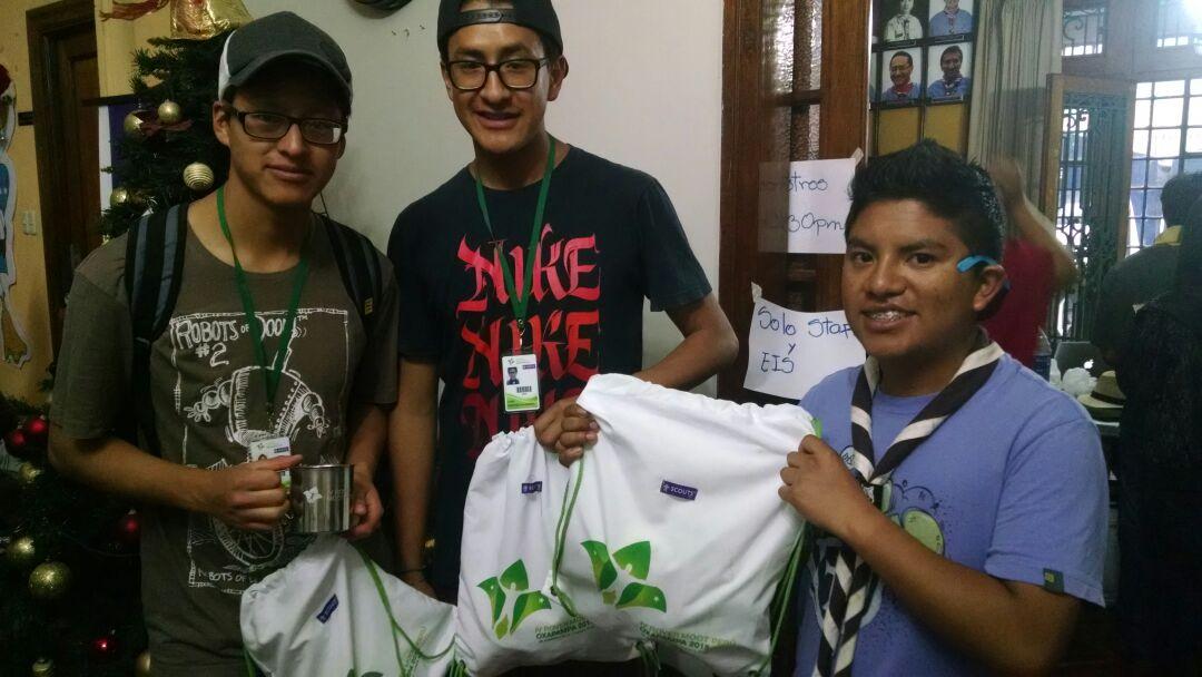 Scouting_TV's tweet photo. Los rovers ya están recibiendo su kit de delegación vive el #MootPerú con #ScoutingTV @Scouting_TV @scoutsdelperu http://t.co/yu5xGDmGB7