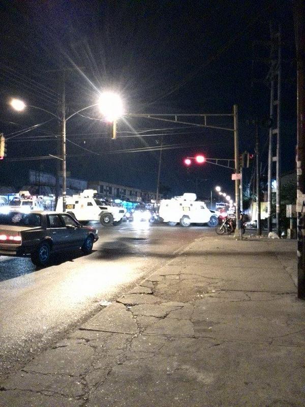 LittleRRA25's tweet photo. #Valencia #EncadenadosXLaLibertad en la redoma de Guaparo. Gran cantidad de GNB y tanquetas en camino. Pendientes http://t.co/KreTEQIY6E