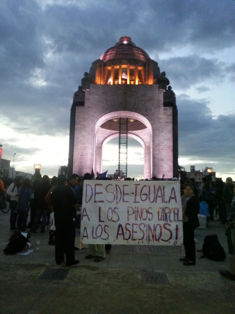 Tuiteros132's tweet photo. #YaMeCanse13 #AccionGlobalporAyotzinapa "Desde Iguala hasta los pinos" http://t.co/KnbR8XpEkk (vía @proadrianagora)