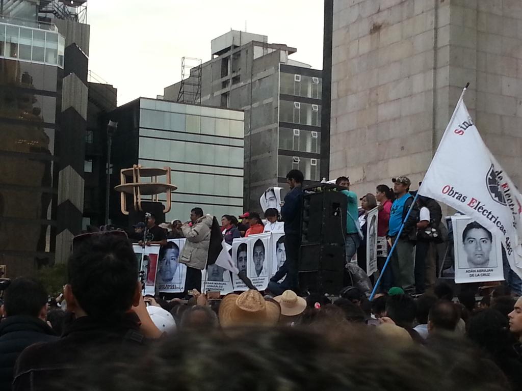 Tuiteros132's tweet photo. #YaMeCanse13 #AccionGlobalporAyotzinapa "Desde Iguala hasta los pinos" http://t.co/KnbR8XpEkk (vía @proadrianagora)