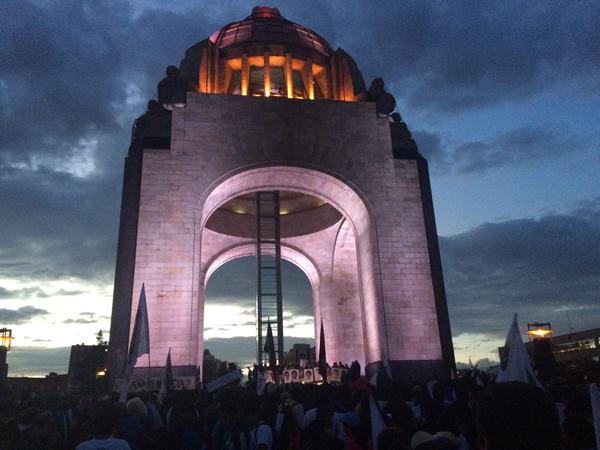 #26DMx Monumento a la Revolución Vacaciones ¿Por qué 20mil  gritan Justicia? #AccionGlobalporAyotzinapa #YaMeCanse13