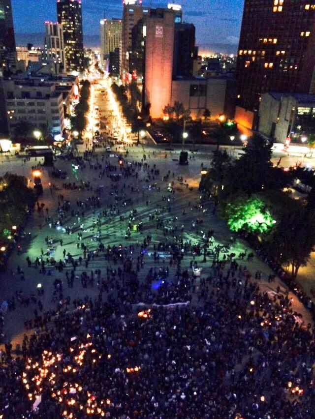 Veladoras ya se encienden en el Monumento a la Revolución. ™ #26DMx #YaMeCanse13 #AccionGlobalporAyotzinapa #26DMx