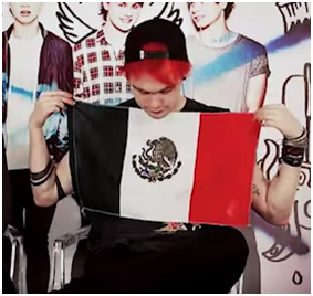 gabimandujano's tweet photo. MICHAEL CLIFFORD CON LA BANDERA MEXICANA
#LatinAmericaNeeds5SOS 
REGRESEN! LOS EXTRAÑAMOS @5SOS http://t.co/UCJhhxzTej