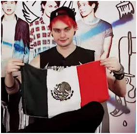 gabimandujano's tweet photo. MICHAEL CLIFFORD CON LA BANDERA MEXICANA
#LatinAmericaNeeds5SOS 
REGRESEN! LOS EXTRAÑAMOS @5SOS http://t.co/UCJhhxzTej