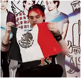 gabimandujano's tweet photo. MICHAEL CLIFFORD CON LA BANDERA MEXICANA
#LatinAmericaNeeds5SOS 
REGRESEN! LOS EXTRAÑAMOS @5SOS http://t.co/UCJhhxzTej