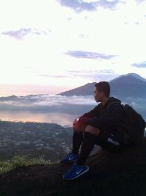 DSC_Team's tweet photo. Bagaimana perasaan anda ketika di puncak gunung batur? @dewa_swastika http://t.co/AYK8LrcjJ7