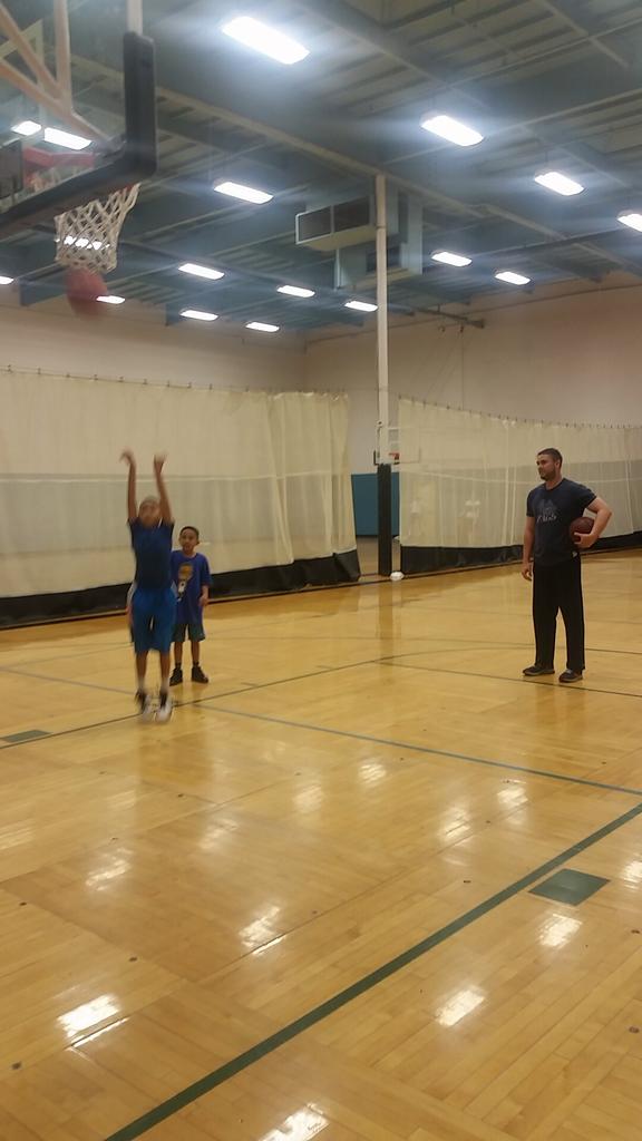 DanielleAlvari's tweet photo. These little kids challenged my brother to a game of horse... #ucsdbasketball vs. small children
😂😂 http://t.co/Ig56kayfuA