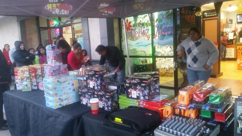 PCHLifestyles's tweet photo. #OxnardWireless does it again with another 200+ people event!! #SPGbringsJOY @SPG_Allan!  SPGbringsTOYS! http://t.co/pgbn1Jn08v