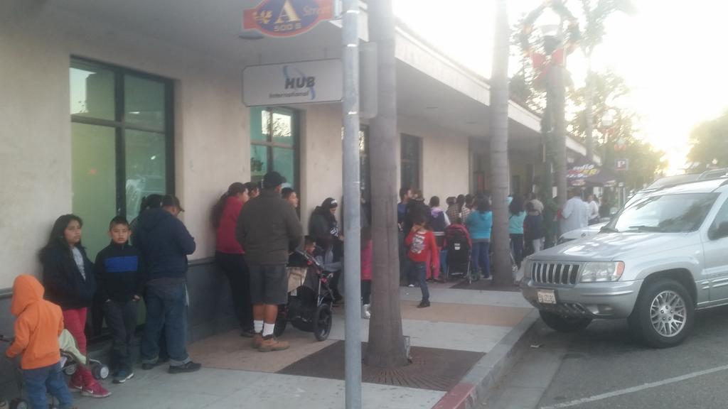PCHLifestyles's tweet photo. #OxnardWireless does it again with another 200+ people event!! #SPGbringsJOY @SPG_Allan!  SPGbringsTOYS! http://t.co/pgbn1Jn08v